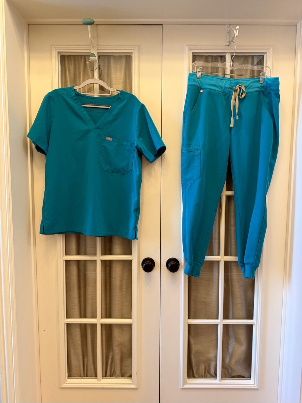 LARGE/MEDIUM Petite Figs Women’s Set w/ Joggers EUC
